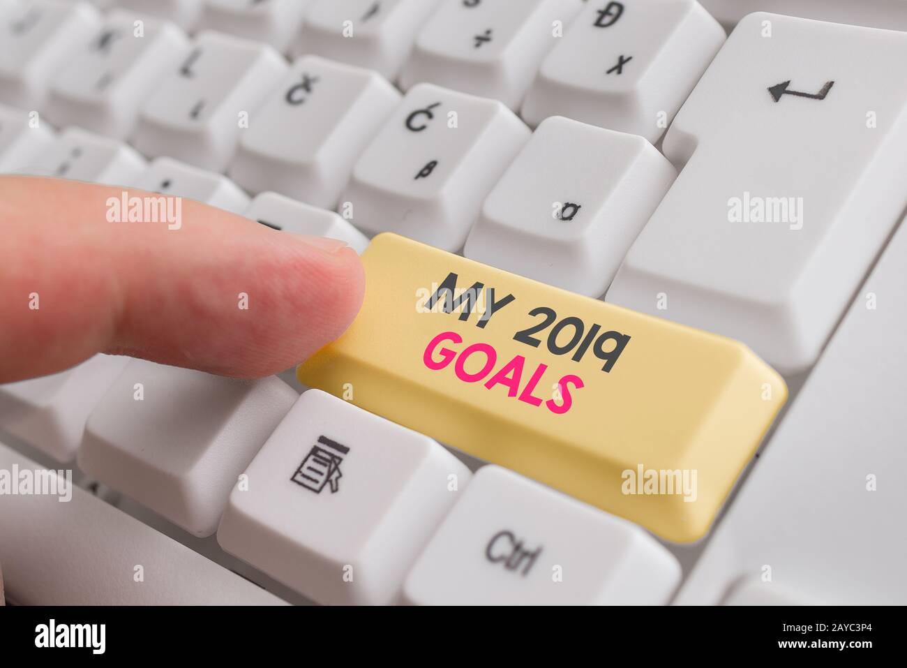 Schreiben Sie eine Notiz mit meinen 2019-Zielen. Geschäftsfoto, auf dem Sie demonstratingale Ziele oder Pläne für das laufende Jahr vorstellen können Stockfoto