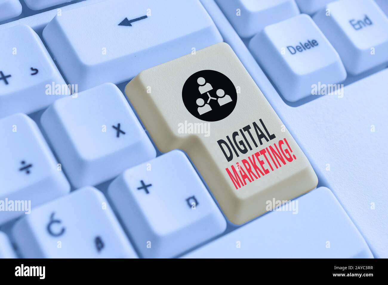 Handschriftertext Digitales Marketing. Konzept bedeutet, dass Produkte oder Dienstleistungen auf dem Markt mit Technologien auf der weißen pc-Tastatur des Internets verwendet werden Stockfoto