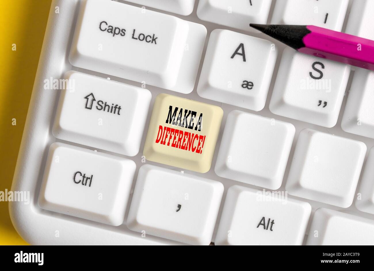 Ein Textzeichen, das angezeigt wird, macht einen Unterschied. Konzeptfoto hat erhebliche Auswirkungen oder wirkt sich nicht auf die Vorführung oder Situation aus. Weißer pc-Schlüssel Stockfoto