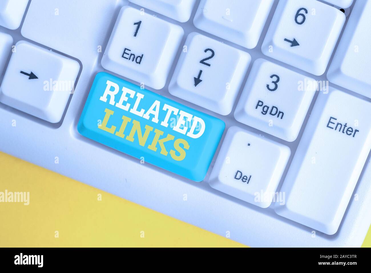 Hinweis mit verwandten Links wird geschrieben. Geschäftsfoto, auf dem die Website auf einer Webseite dargestellt wird Querverweis Hotlinks Hyperlinks Weiß Stockfoto