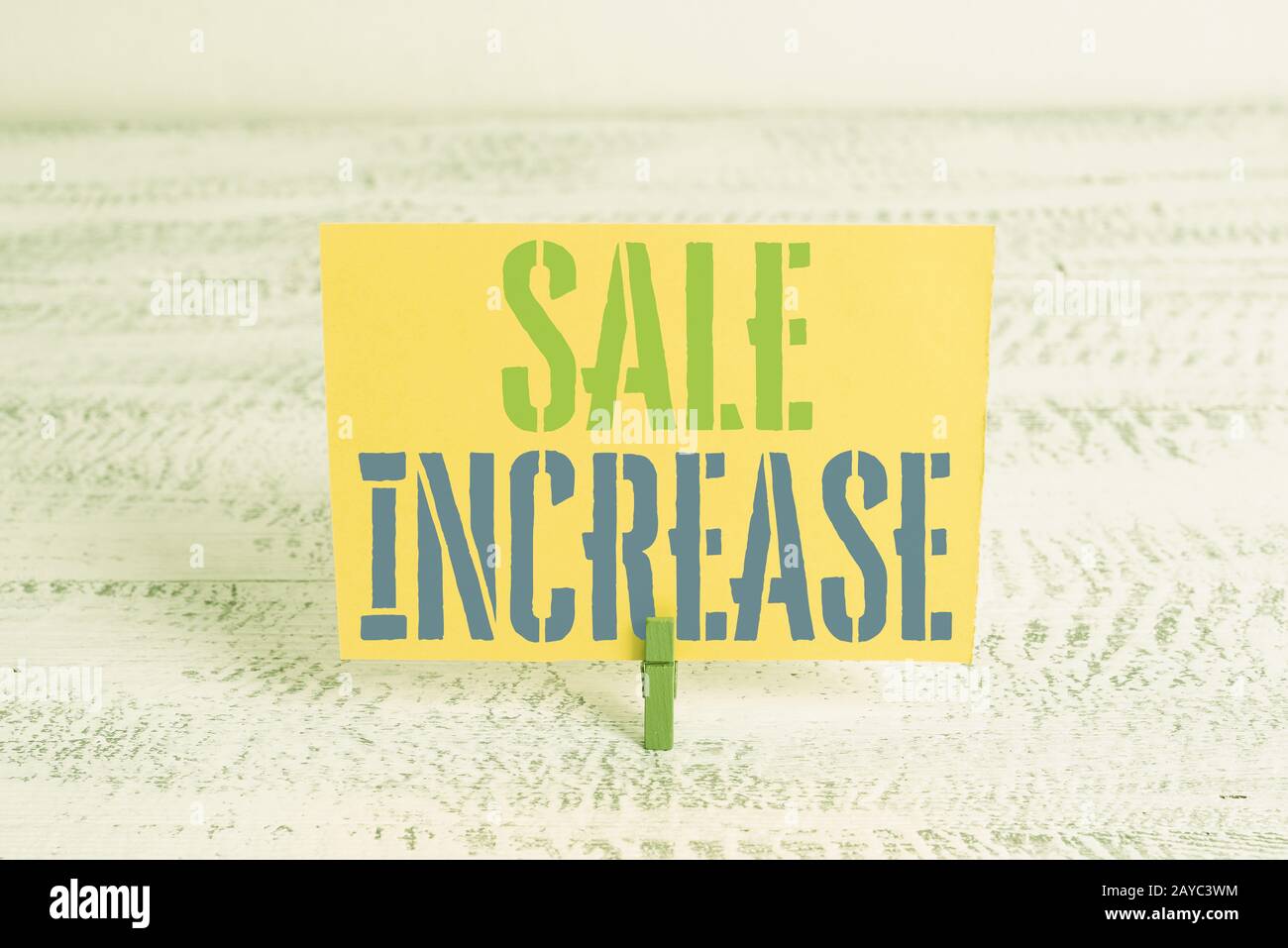 Textzeichen mit Verkaufssteigerung. Konzeptionelles Foto durchschnittliches Verkaufsvolumen hat sich erhöht Einkommen aus Leads Green Clottespin weiß Stockfoto