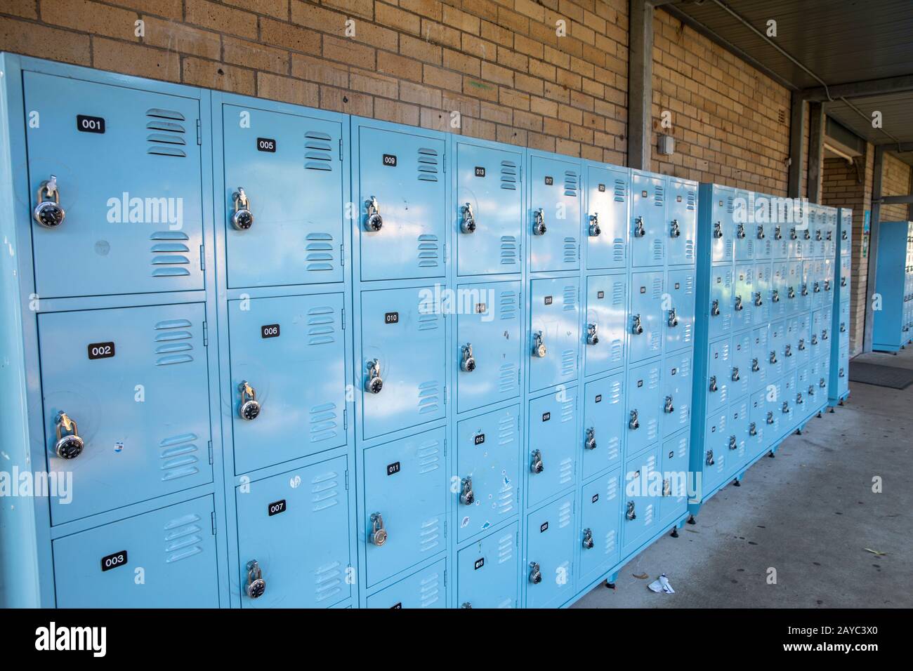 Studentenschließfächer mit Kombinationsschlössern an einer öffentlichen australischen Schule in Sydney, New South Wales, Australien Stockfoto