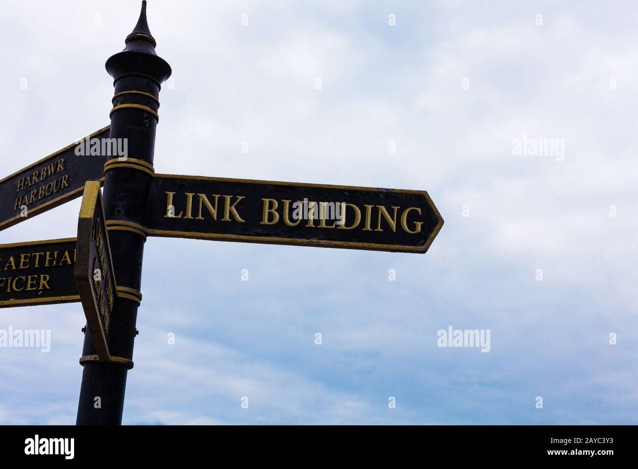 Textschild mit Link Building. Konzeptionelle Foto SEO Terminus Exchange Links erwerben Hyperlinks indiziertes Straßenschild an der Kreuzung Stockfoto