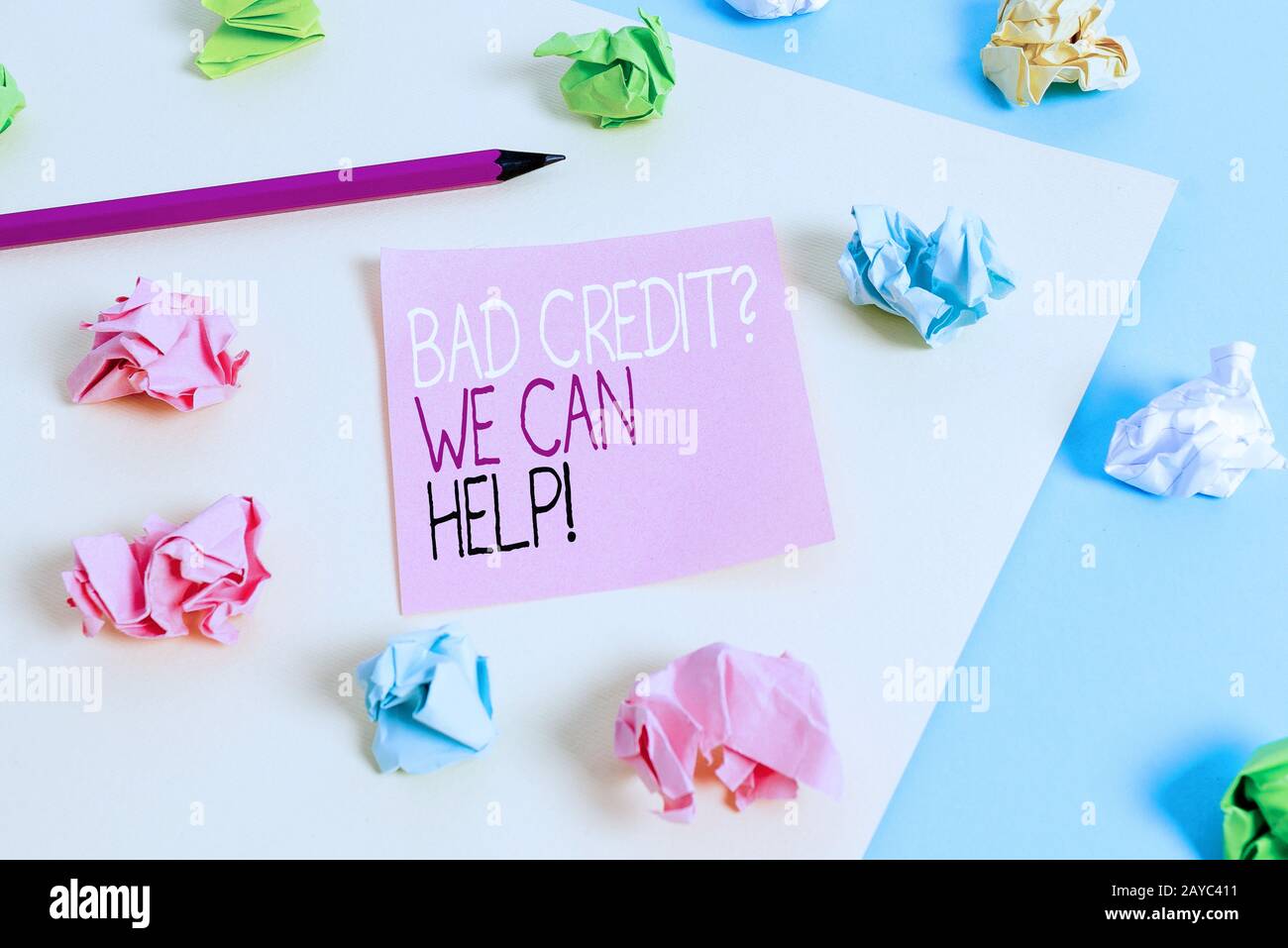 Schreiben Sie eine Notiz mit der Frage "schlechte Gutschriften", die wir Ihnen helfen können. Geschäftsfoto, auf dem Hilfe angeboten wird, nachdem der Kredit aufgenommen wurde, wurde abgelehnt Stockfoto