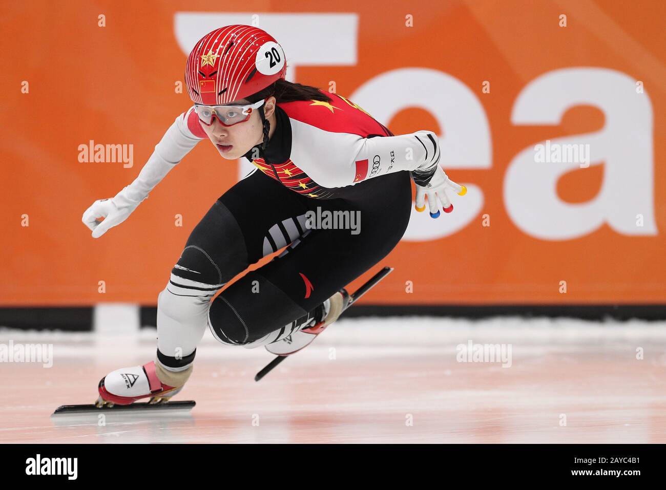 Dordrecht, Niederlande. Februar 2020. Qu Chunyu aus China tritt bei den Vorläufen des 500-Meter-Rennens Der Damen auf der Kurzbahn der ISU-Weltmeisterschaft 2019-2020 in Dordrecht, Niederlande, 14. Februar 2020 an. Kredit: Zheng Huansong/Xinhua/Alamy Live News Stockfoto