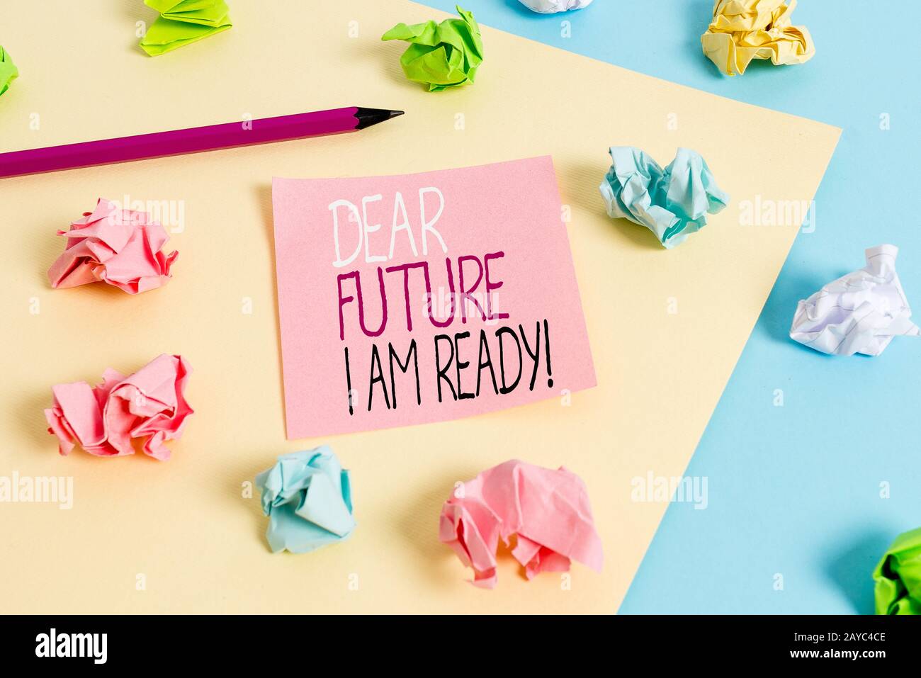 Schreiben Sie eine Notiz, die "Dear Future I am Ready" zeigt. Geschäftsfoto, das die Situation der staatlichen Aktion in voller Vorbereitung zeigt, farbiger crump Stockfoto