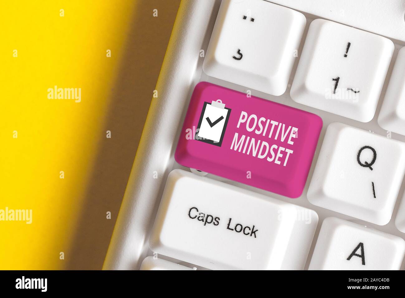 Handschriftertext schreibt positive Einstellung. Konzept bedeutet mentale Einstellung, in der Sie günstige Ergebnisse erwarten White pc keyboar Stockfoto