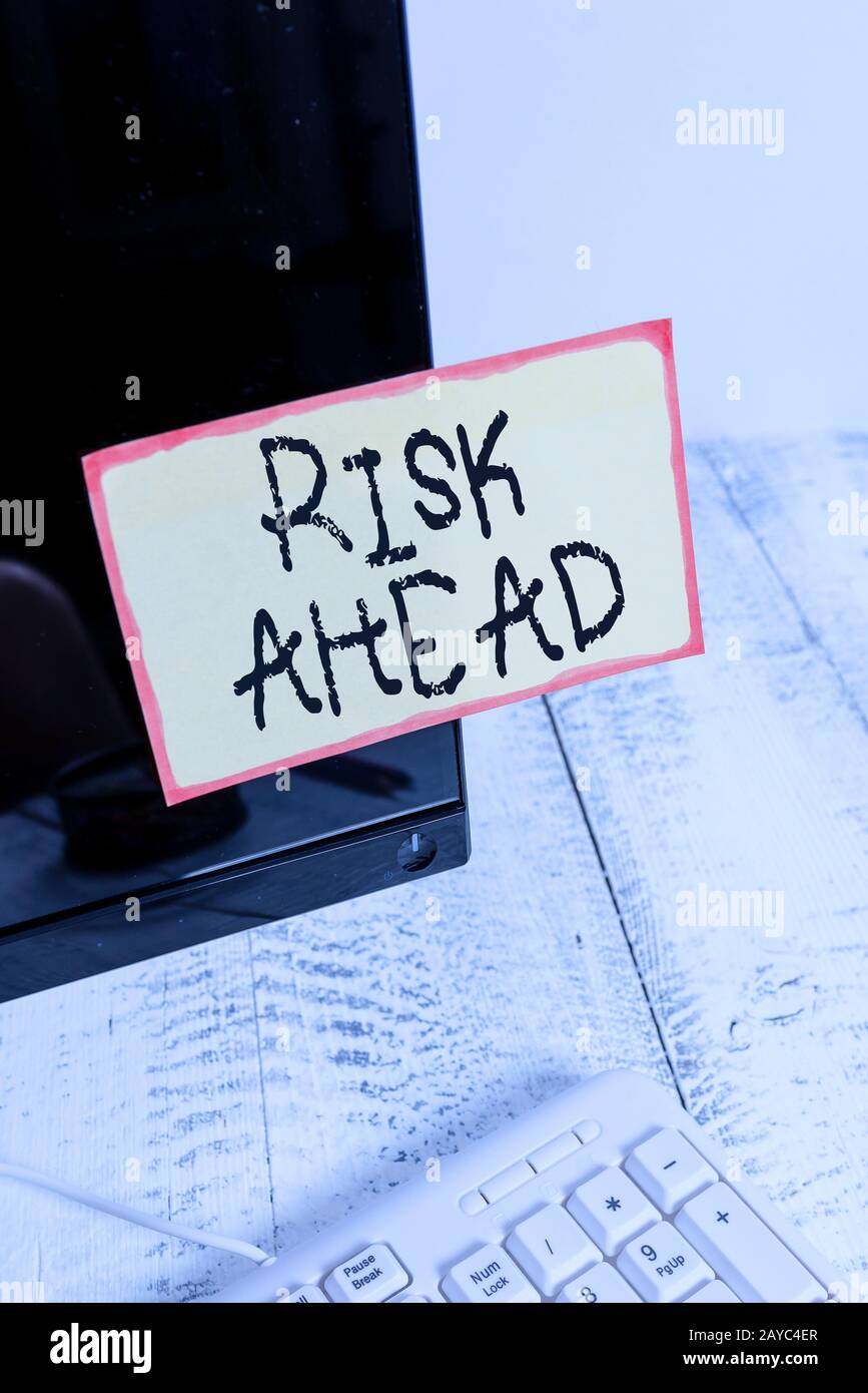 Textrisiko beim Schreiben von Wörtern im Voraus. Geschäftskonzept für EINE Wahrscheinlichkeit oder drohende Beschädigung, Verletzung, Haftung, Schadensdarstellung Papiertipp Stockfoto