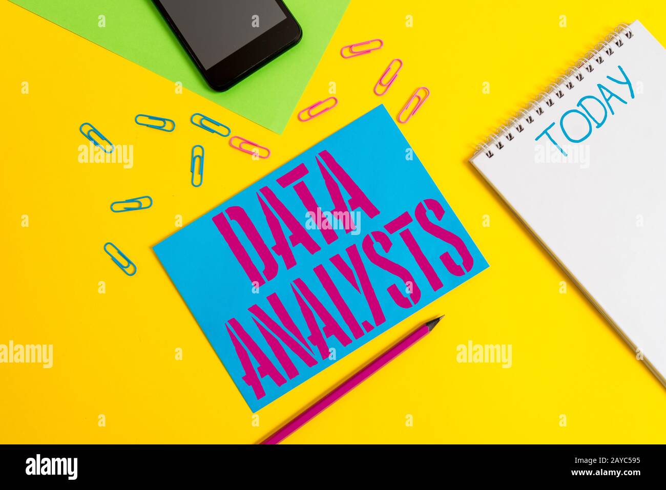 Textdatenanalysten beim Schreiben von Wörtern. Geschäftskonzept für Programmierer-Design und Create Report identifiziert Muster leerer Spiralnotiz Stockfoto