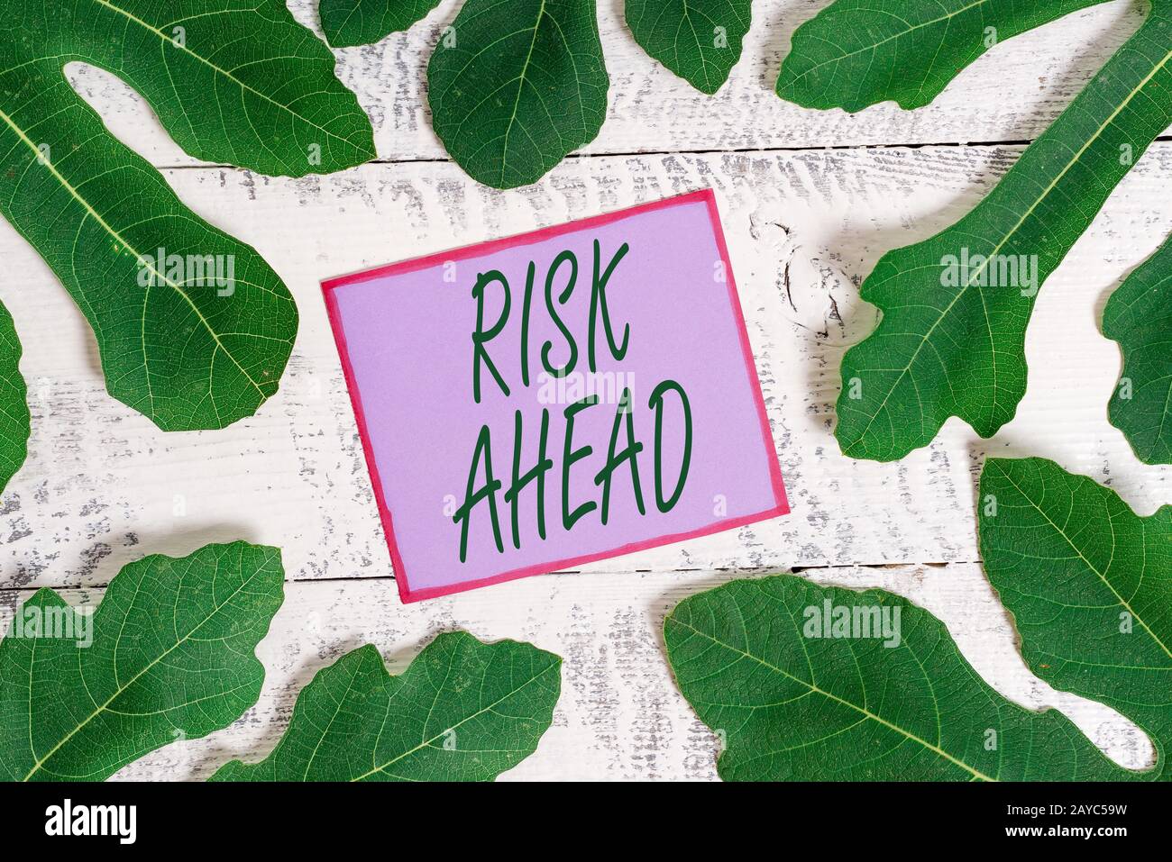 Schreiben Sie einen Hinweis, der das Risiko im Voraus anzeigt. Geschäftsfoto mit Wahrscheinlichkeit oder Gefahr von Schäden, Verletzungen, Haftung und Verlust. Stockfoto