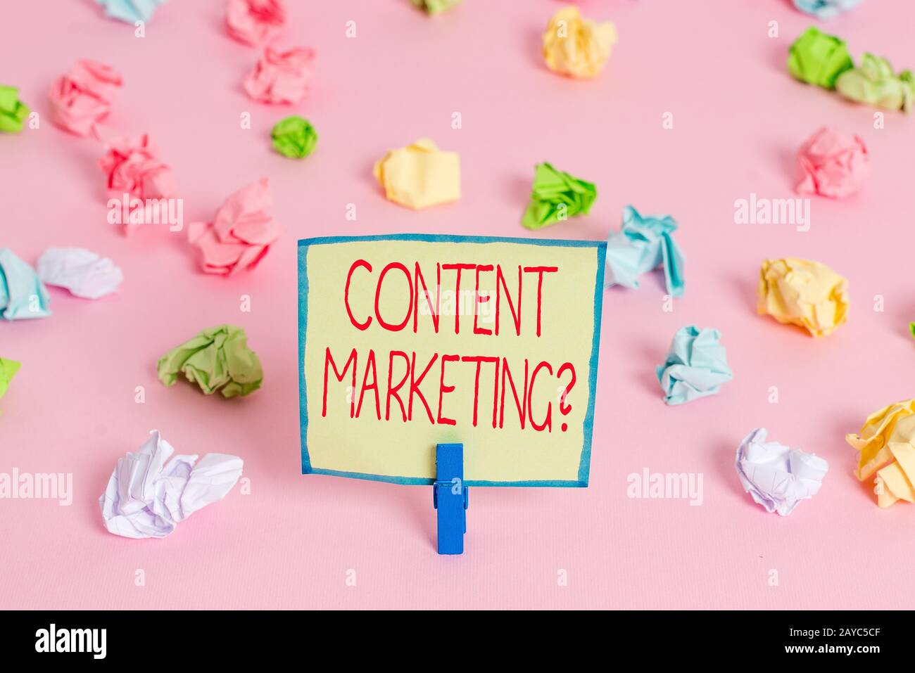Textzeichen mit der Frage zum Content-Marketing. Konzeptionelles Foto beinhaltet die Erstellung und den Austausch von Online-Material, das zerknittert eingefärbt ist Stockfoto