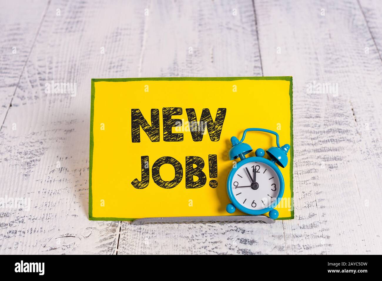 Schreiben von Handschriftertext neuer Job. Konzept bedeutet, dass vor kurzem eine reguläre Anstellung bezahlt wurde. Stockfoto