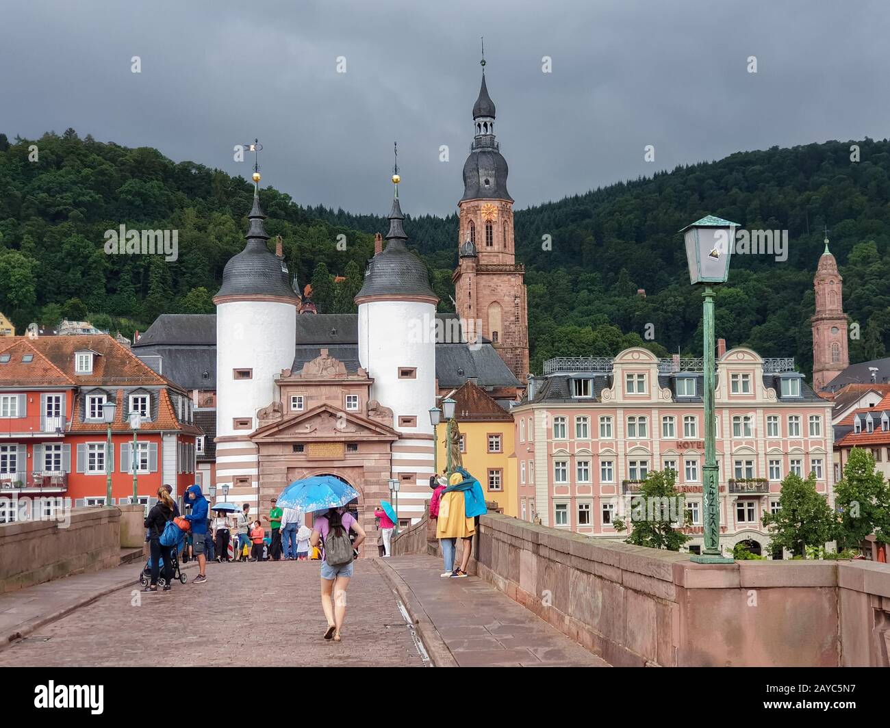 Die Menschen spazieren auf der alten Brücke in der schönen mittelalterlichen Stadt Heidelberg in Deutschland Stockfoto