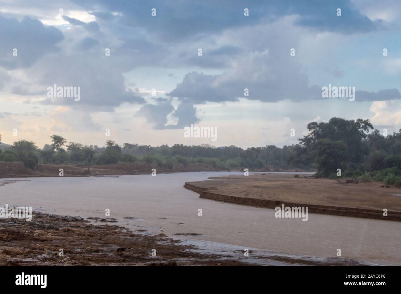 Gewitter auf dem Fluss Ewaso Ng'iro in der Savanne Stockfoto