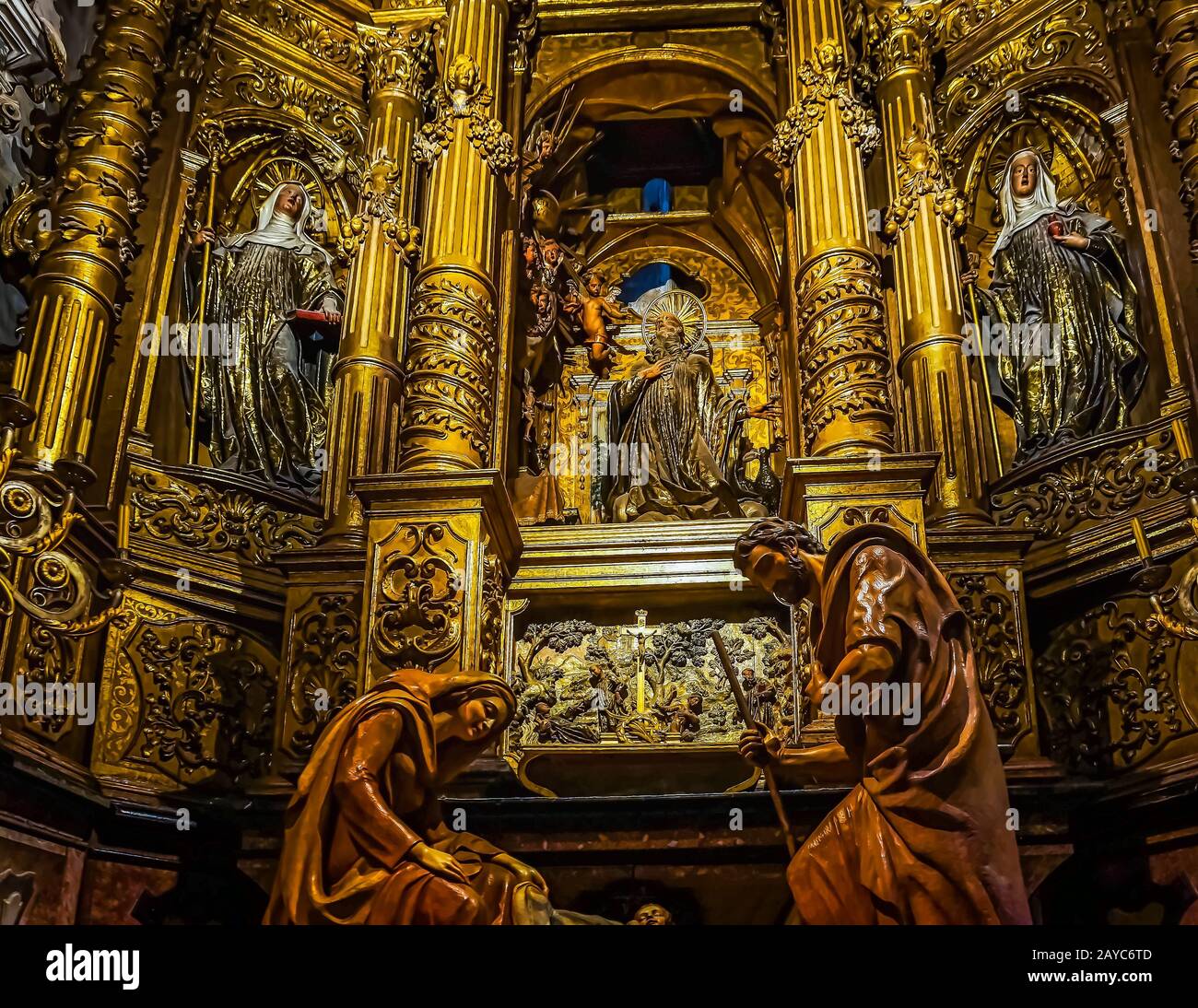 Verzierte Szenen und Innenräume der Kathedrale Santa Maria von Palma, Spanien Stockfoto