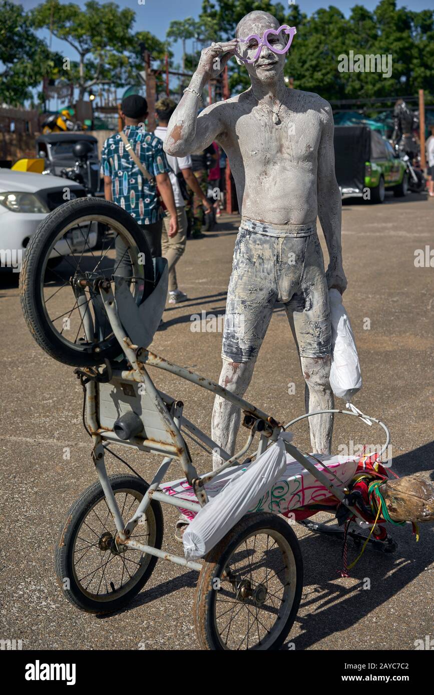 Straßenunterhalter mit Ganzkörper bedeckt mit weißem Pulver, Thailand Südost-Asien Stockfoto