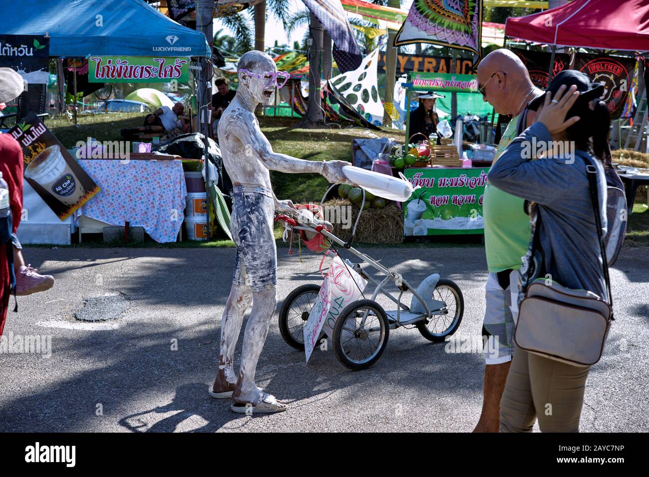 Straßenunterhalter mit Ganzkörper bedeckt mit weißem Pulver, Thailand Südost-Asien Stockfoto