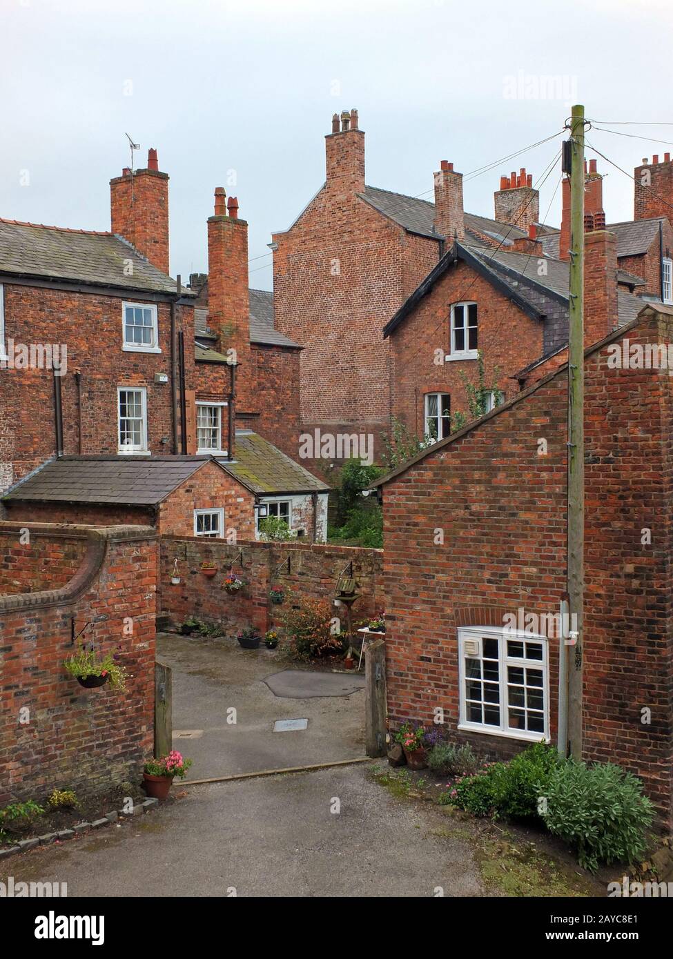 Typische alte Ziegelhäuser mit hohen Kaminen entlang einer Gasse in chester england Stockfoto