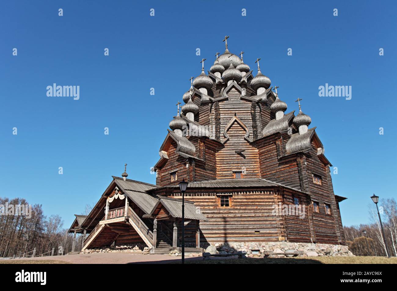 Alte Holzkirche mit niedriger Winkelansicht Stockfoto