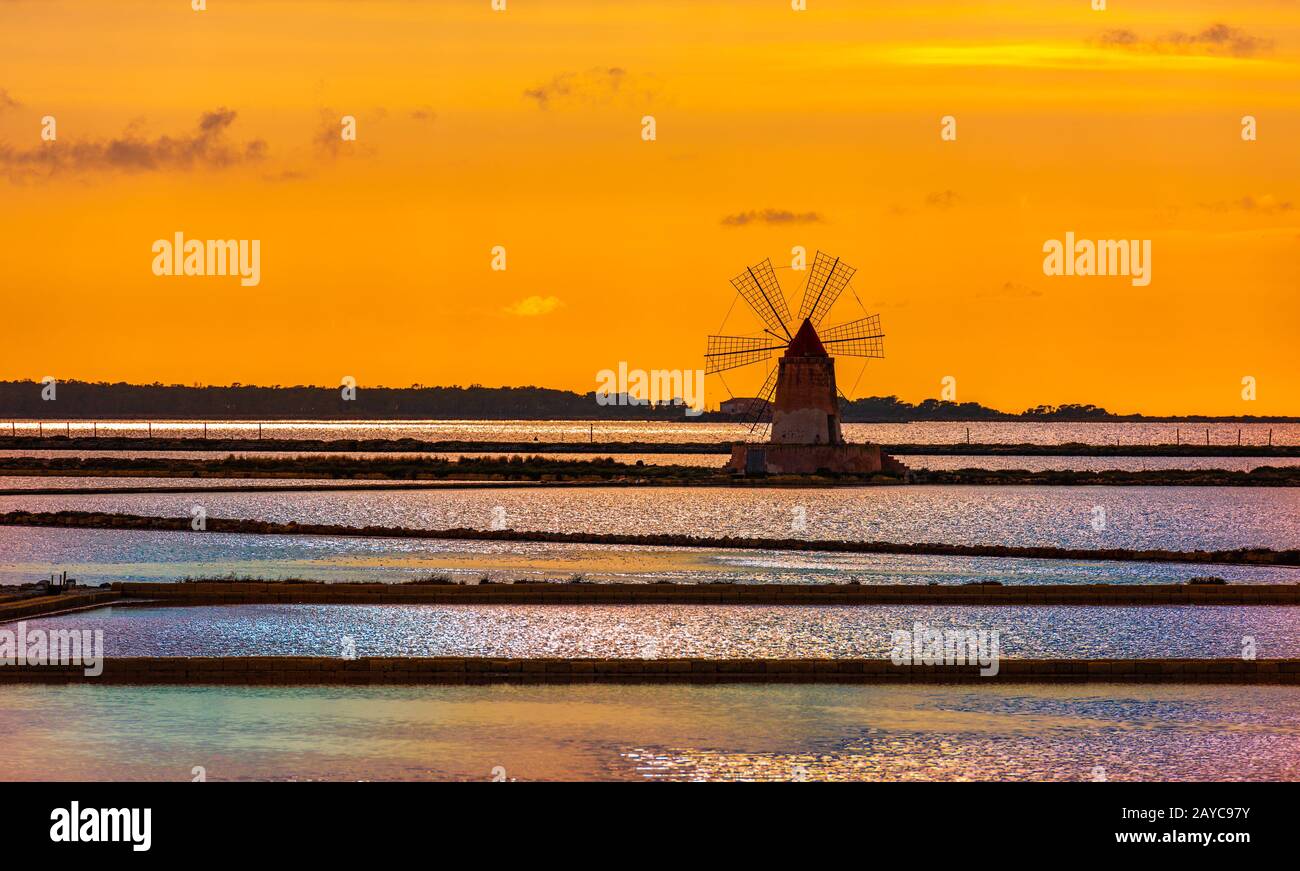 Marsala Salinen bei Sonnenuntergang, Sizilien, Italien Stockfoto