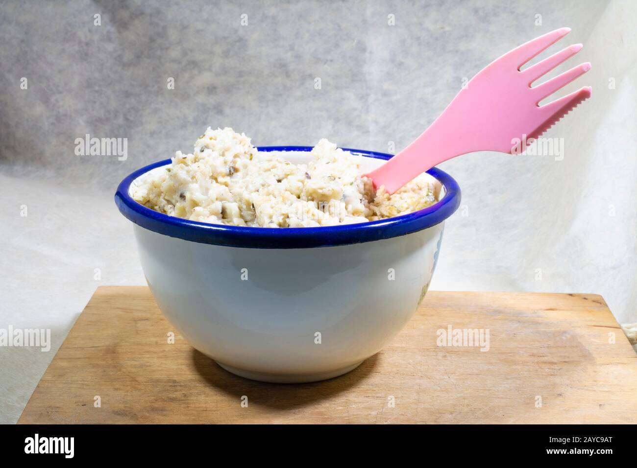 Haferbrei zum Frühstück mit Hempblättern und Samen in einer Emailschüssel Stockfoto