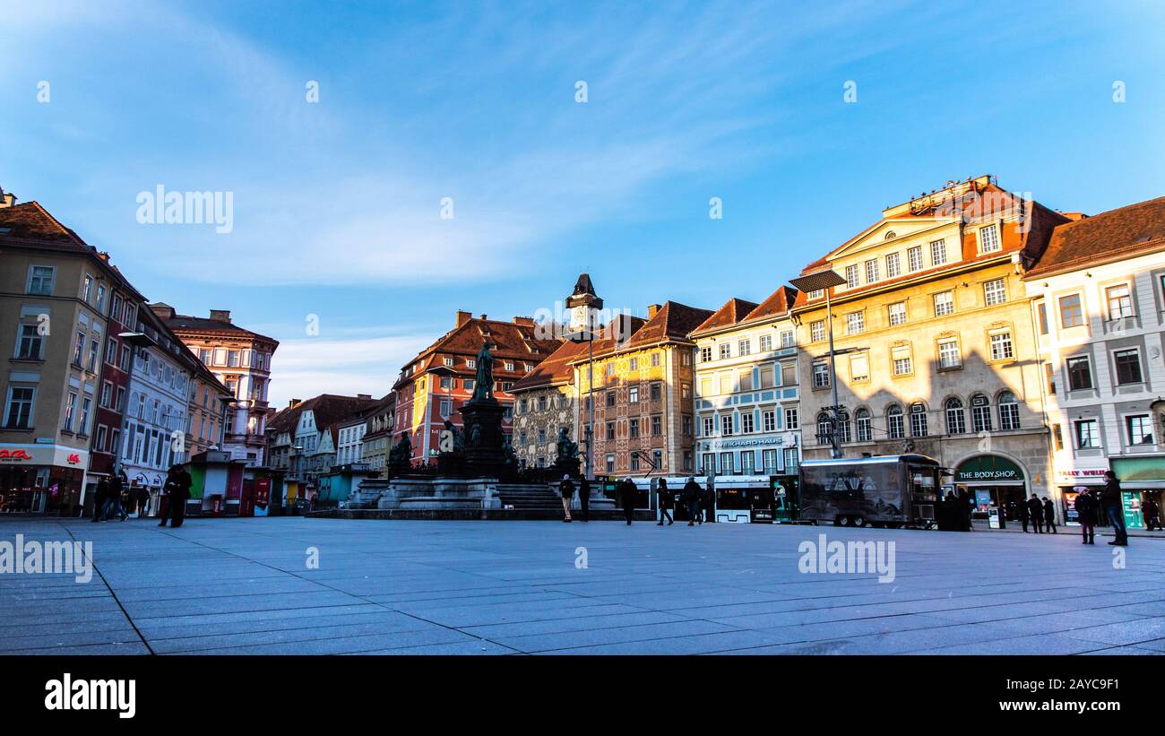 City Square. Bemalte Fassaden und der Turm in der Altstadt von Graz, Österreich Stockfoto