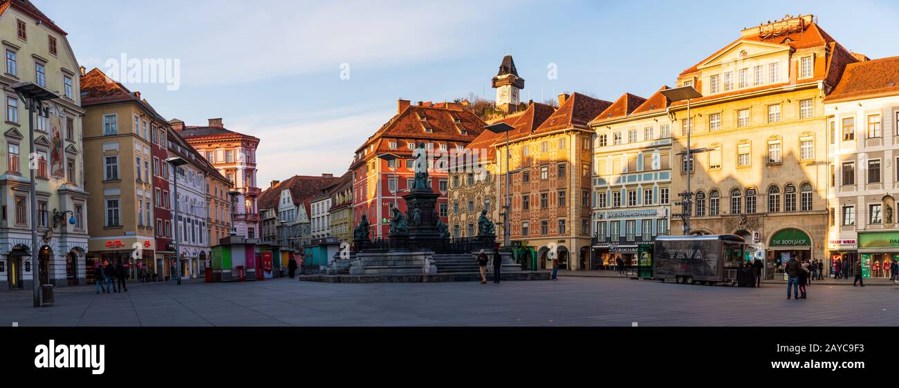 City Square Panorama. Bemalte Fassaden und der Turm in der Altstadt von Graz, Österreich Stockfoto