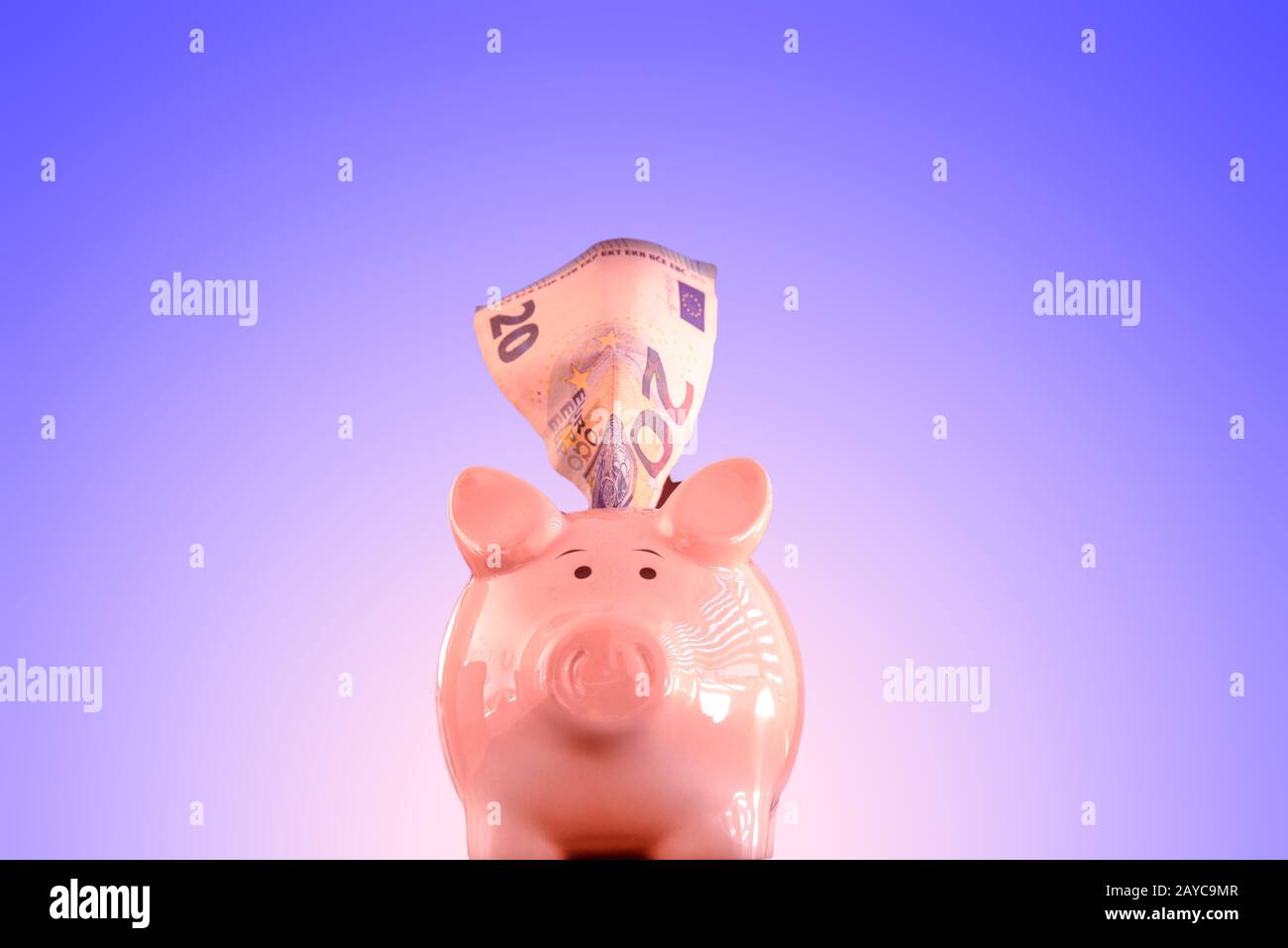 Piggy Bank von der Vorderseite auf isolierten bläulichen Hintergrund Stockfoto