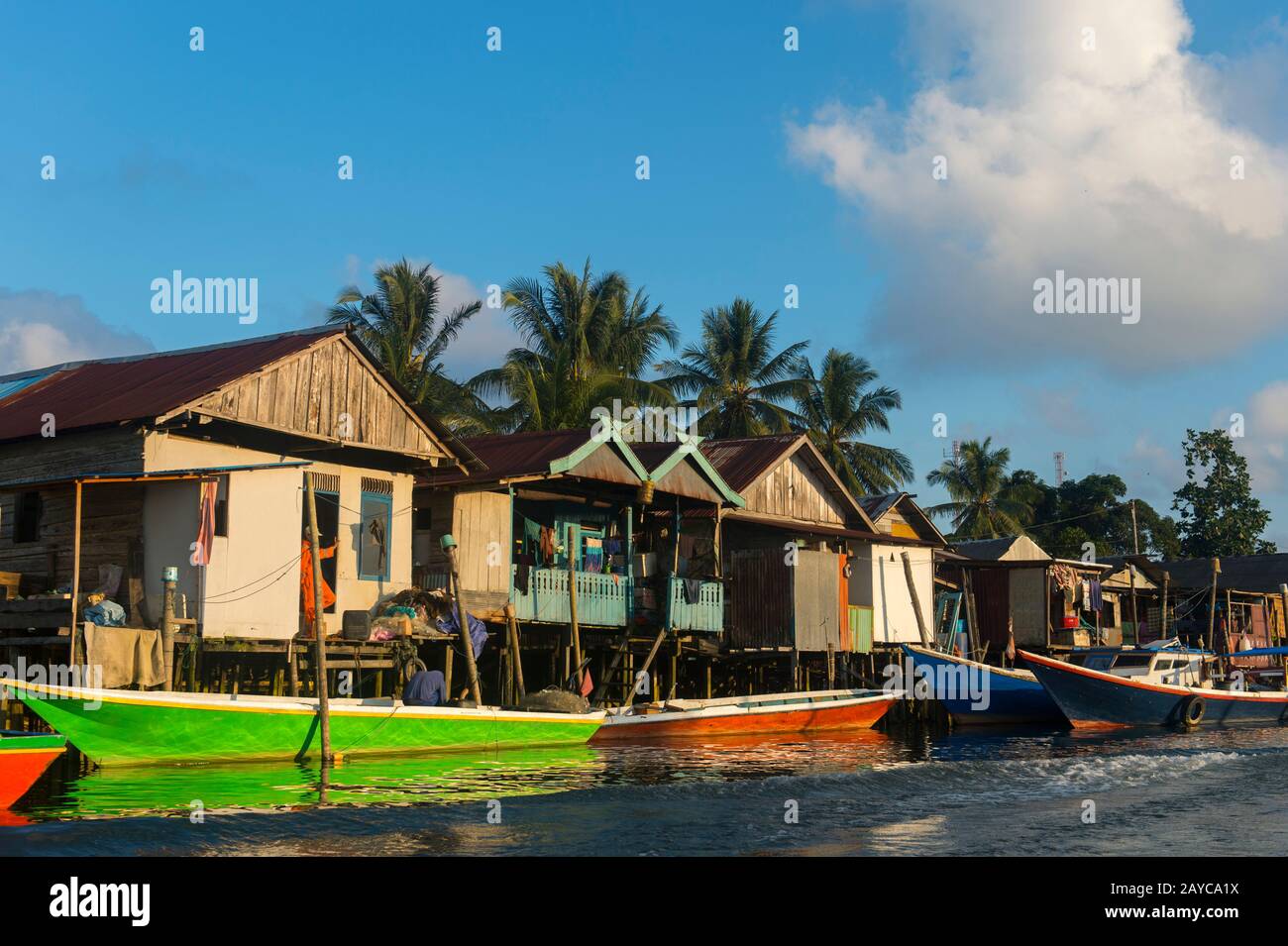 Blick auf das Fischerdorf mit Häusern auf Stelzen an der Einmündung des Schwarzen Flusses bei Balikpapan, auf Kalimantan, Indonesien. Stockfoto
