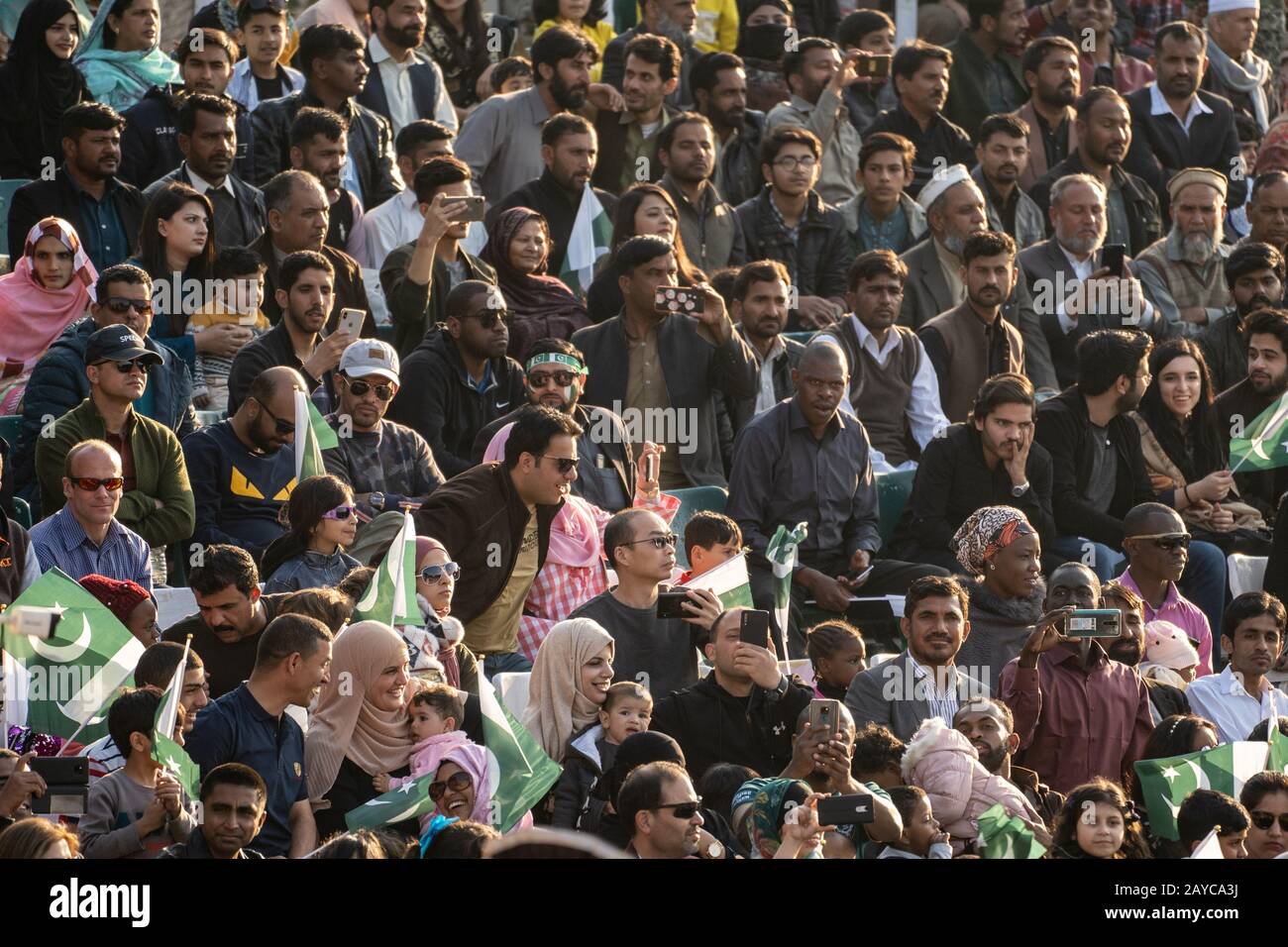 Wagah, Pakistan - Februar 8, 2020: Pakistanische Staatsangehörige versammeln sich im Stadion, um die Abschlussfeier der Grenze zu Wagah mit Indien zu verfolgen Stockfoto