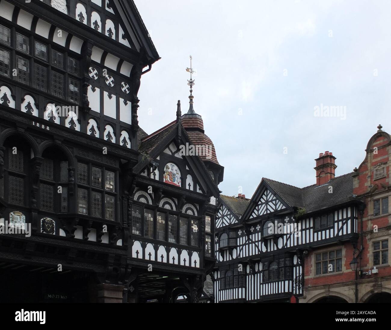 Verzierte alte Fachwerkgiebelbauten im historischen Stadtzentrum von chester Stockfoto