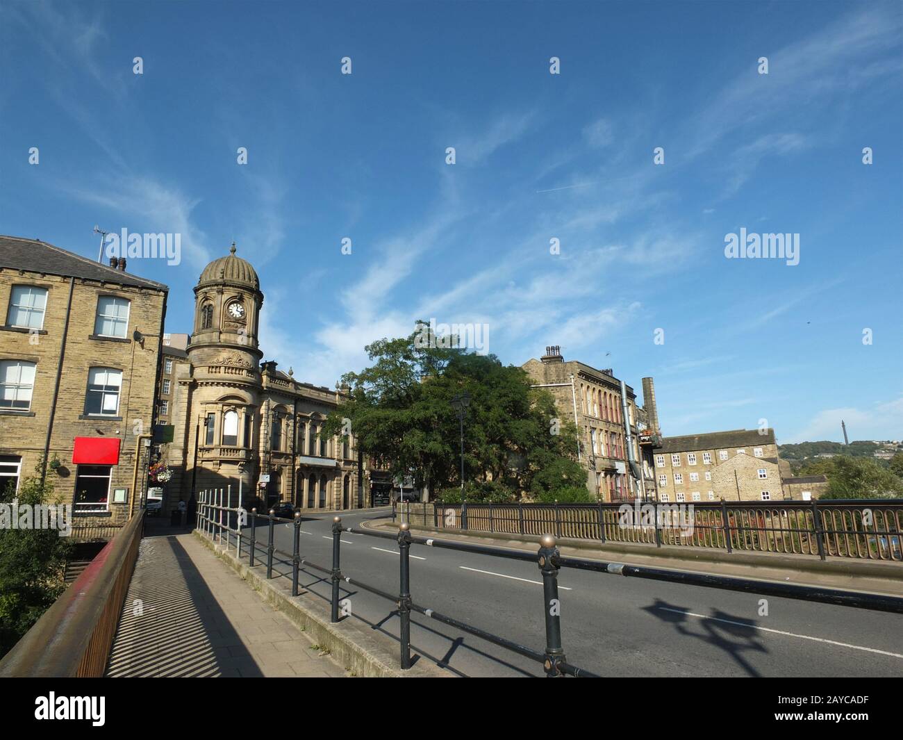 Blick auf die Stadt sowerby Brücke von der Brücke, die den Fluss calder überquert Stockfoto