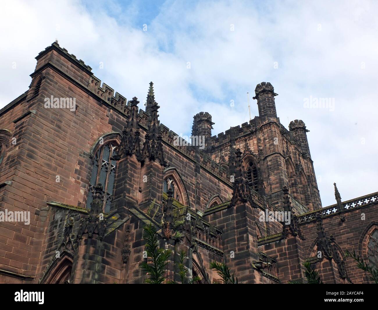 Nahaufnahme von verzierten mittelalterlichen Steinmetzarbeiten und Turm an der historischen chester Kathedrale Stockfoto