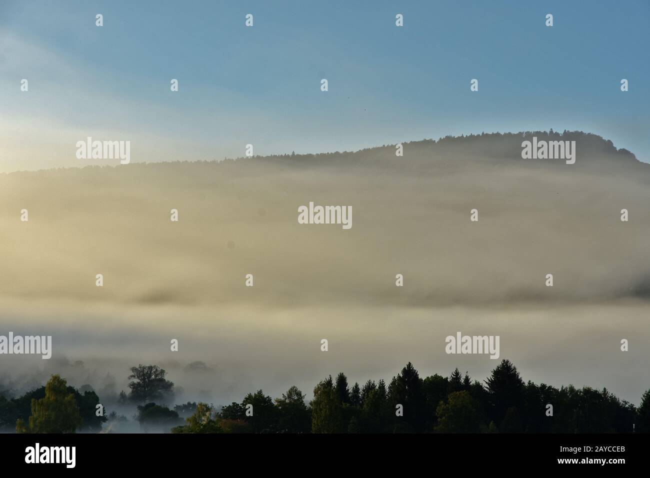 Nebel vor der schwäbischen Alb Stockfoto