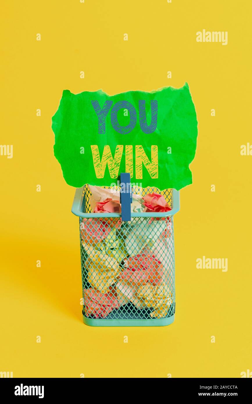 Word Writing Text You Win. Das Geschäftskonzept für "erste in der Schule" oder "Wettbewerb" wurde mit der Goldmedaille ausgezeichnet. Trash bin zerknautschter Stockfoto