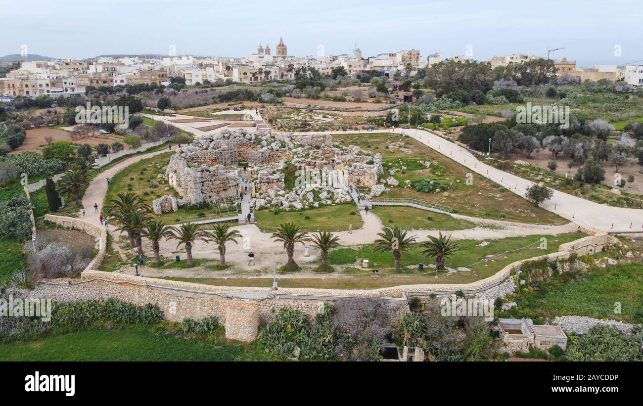 Luftbild der Ggantija Tempel und der Stadt Xaghra in Gozo, der kleineren Insel Maltas Stockfoto