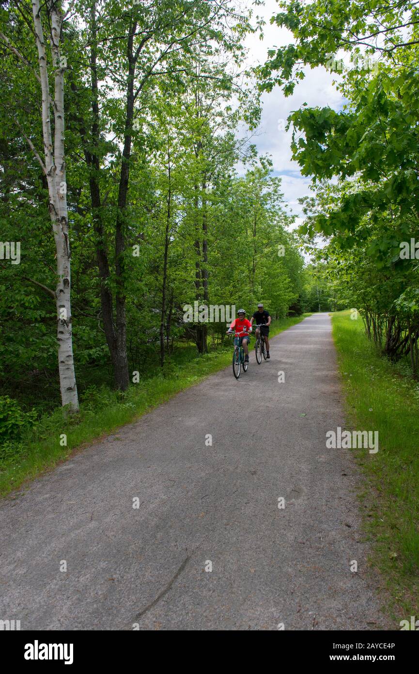 Der Radweg Le Petit Train du Nord in der Nähe von Lac Mercier und Old Mont-Tremblant Village in den Laurentians in der Provinz Quebec, Kanada. Stockfoto Der Radweg Le Petit Train du Nord in der Nähe von Lac Mercier und Old Mont-Tremblant Village in den Laurentians in der Provinz Quebec, Kanada. Stockfoto