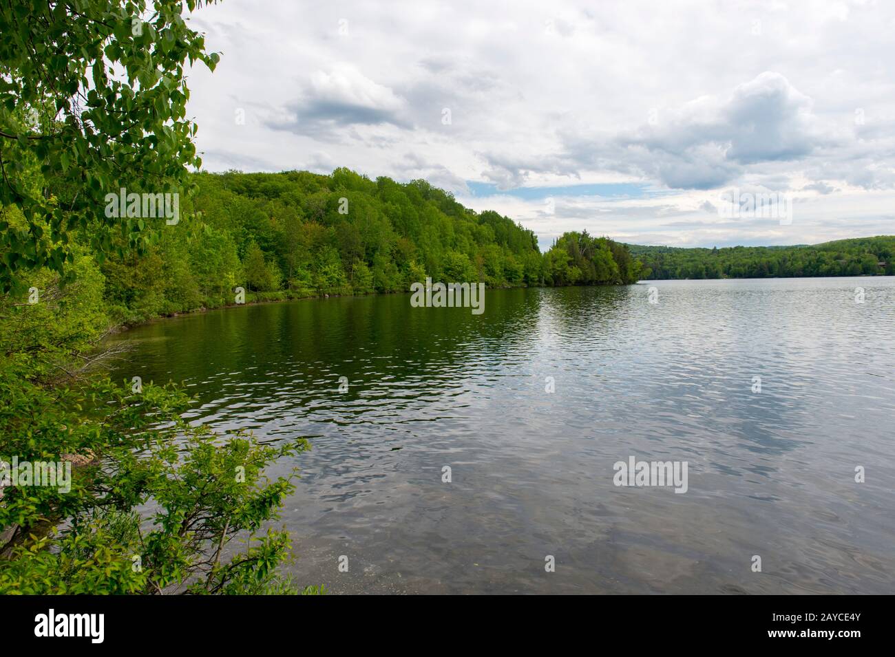 Blick auf den Lac Mercier vom Radweg Le Petit Train du Nord in der Nähe Des Alten Dorfes Mont-Tremblant in den Laurentians in der Provinz Quebec, Kanada. Stockfoto Blick auf den Lac Mercier vom Radweg Le Petit Train du Nord in der Nähe Des Alten Dorfes Mont-Tremblant in den Laurentians in der Provinz Quebec, Kanada. Stockfoto