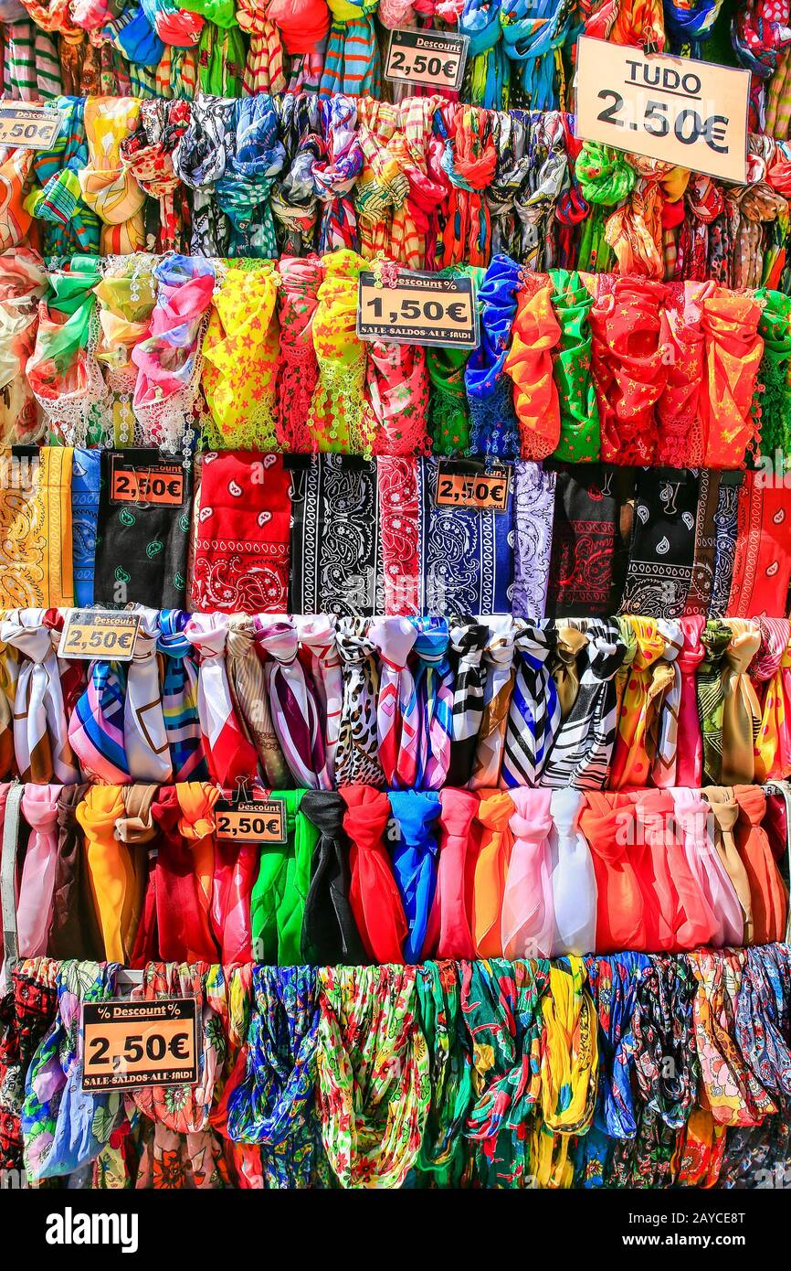 Am Markt hängen bunte Schals Stockfoto