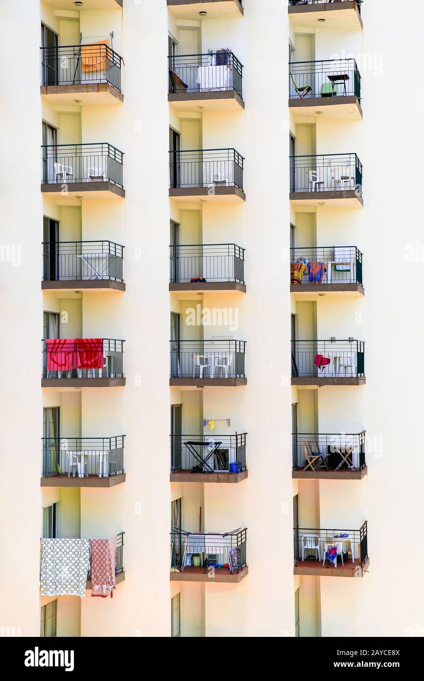 Portugiesische Gebäude mit Apartments und vielen Balkonen Stockfoto