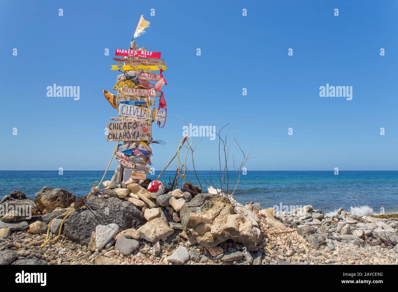 Wegweiser mit Steinen an der Küste von Bonaire Stockfoto
