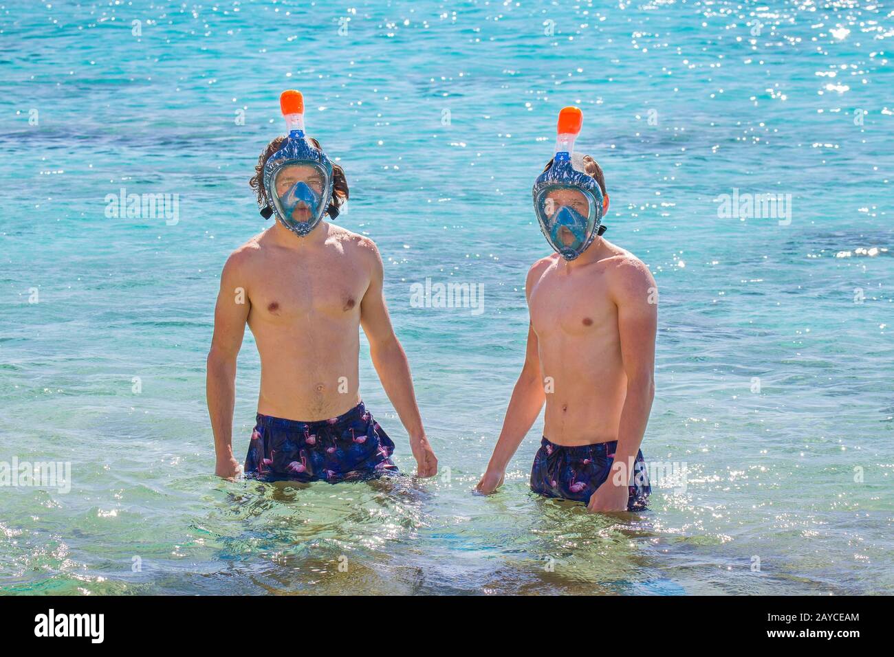 Zwei holländische Männer tragen Schnorchelmasken im Meer Stockfoto