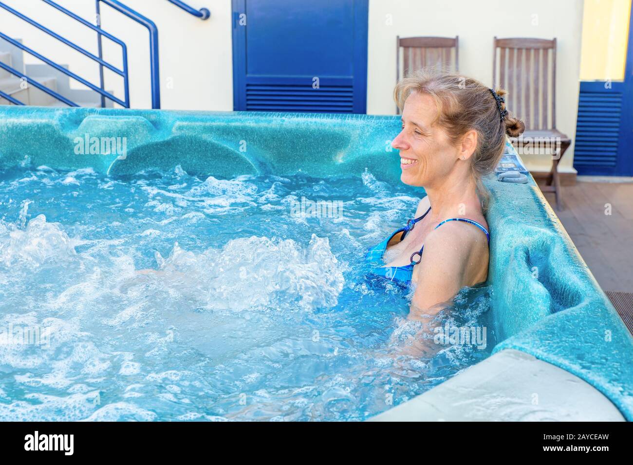 niederländisches Bad im mittleren Alter im Wannen-Whirlpool Stockfoto