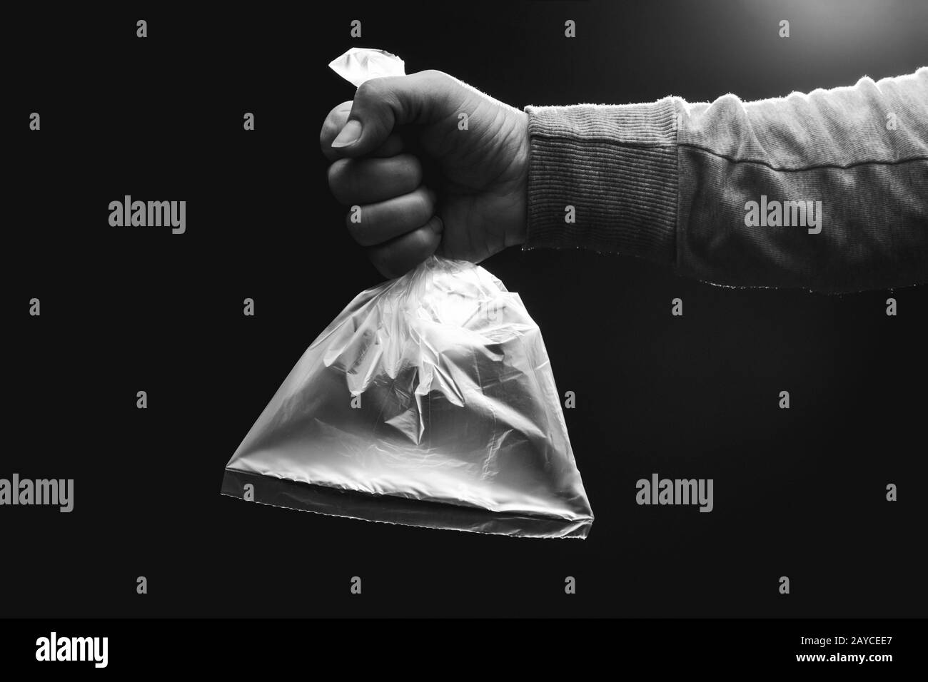Weibliche Hand hält eine leere Plastiktüte mit reiner Luft gefüllt. Umwelt und Ökologie Konzept. Stockfoto