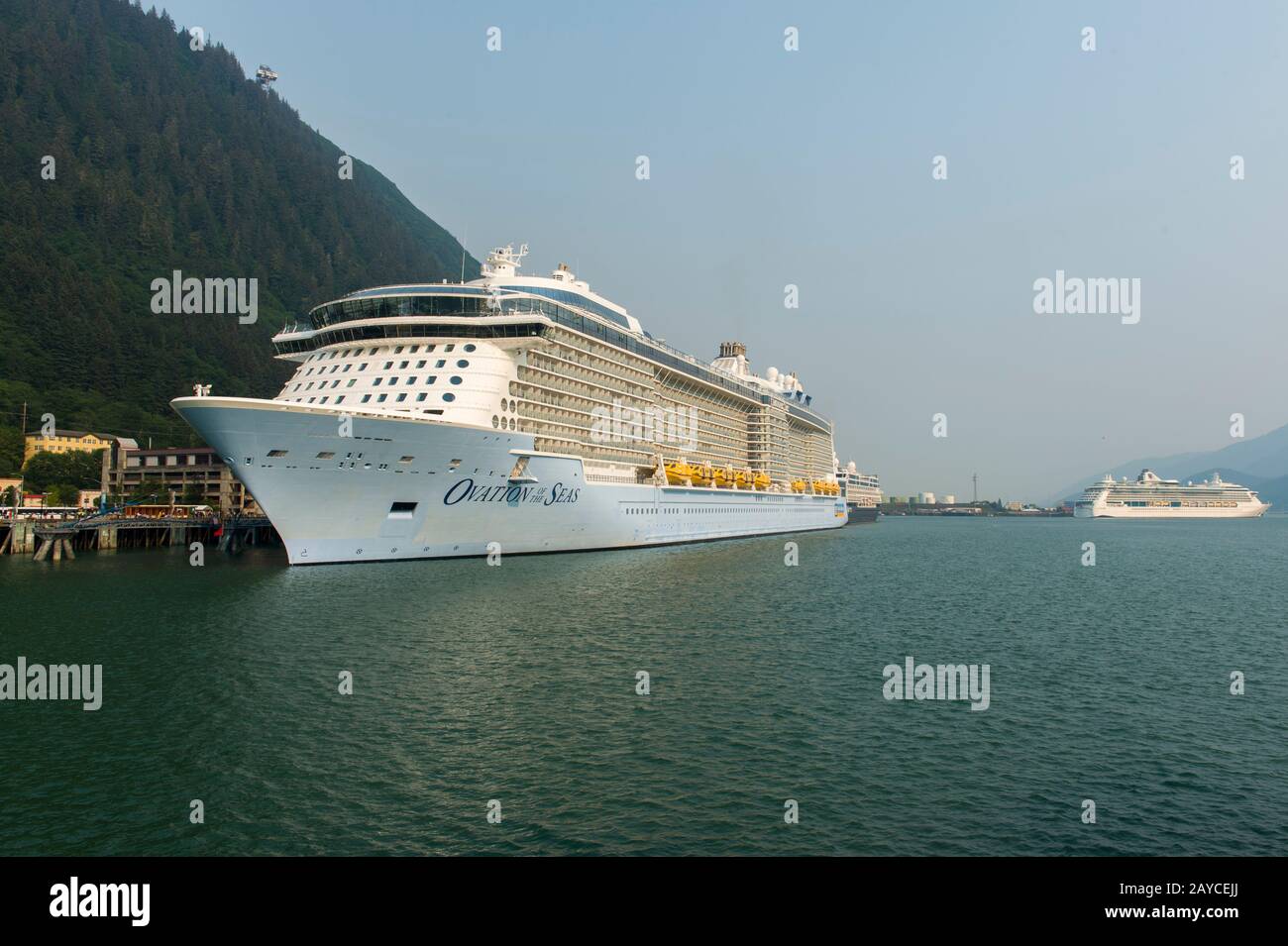 Die Ovation of the Seas ist ein Kreuzfahrtschiff der Quantum-Klasse im Besitz von Royal Caribbean International, hier angedockt in Juneau, Südost-Alaska, USA. Stockfoto
