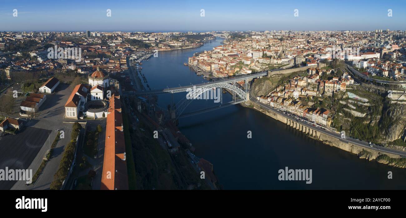 Das Kloster und die Brücke in Porto Panorama Stockfoto