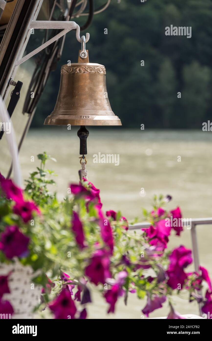 Strahlende Schiffsglocke hängt für Alarmsignal - Nahalarm Stockfoto