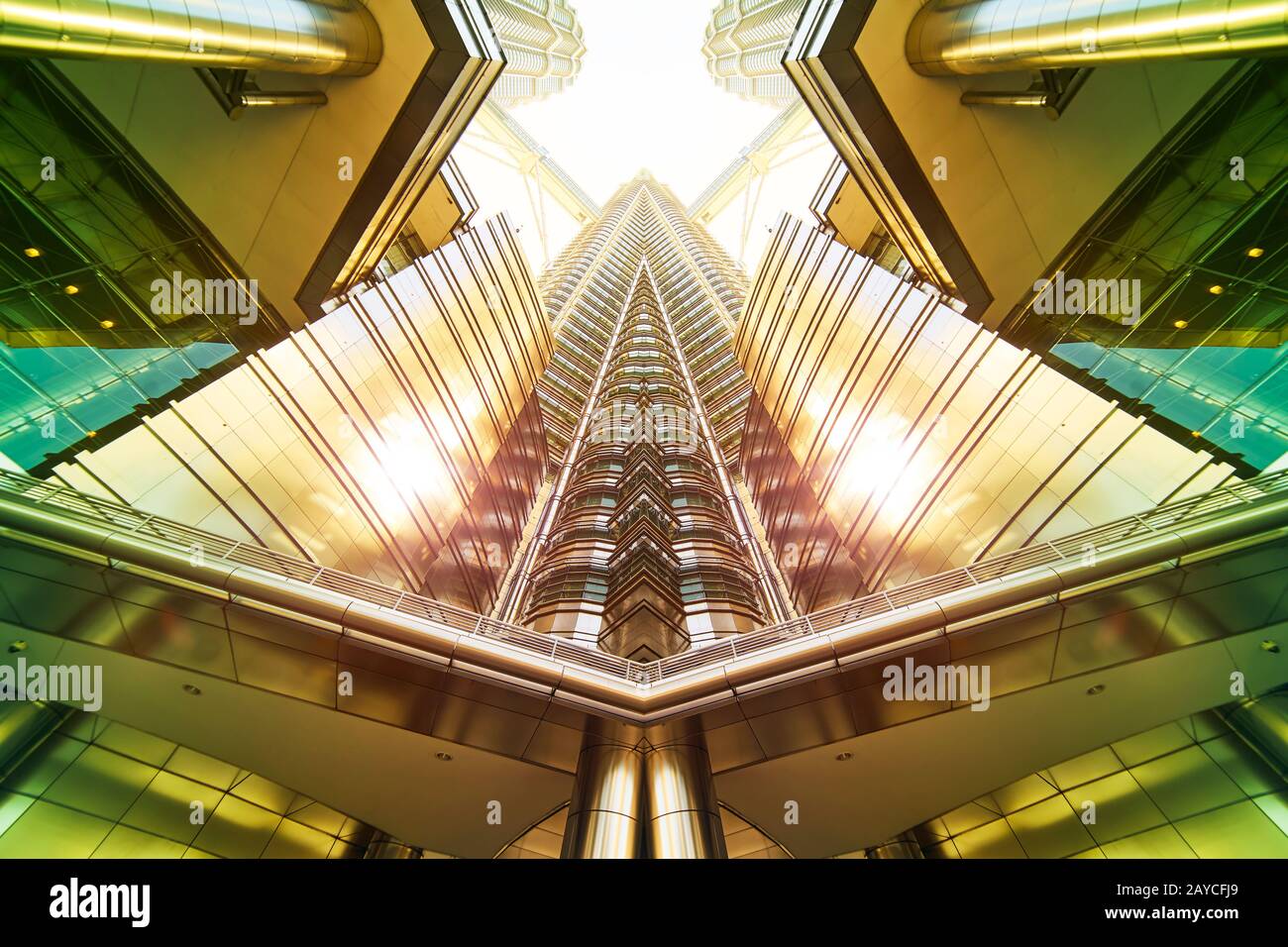 Abstrakte Bilder spiegeln den Effekt des modernen Wolkenkratzers aus Stahl Stockfoto