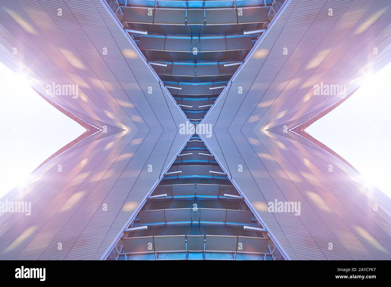 Abstrakte Bilder spiegeln den Effekt des modernen Wolkenkratzers aus Stahl Stockfoto