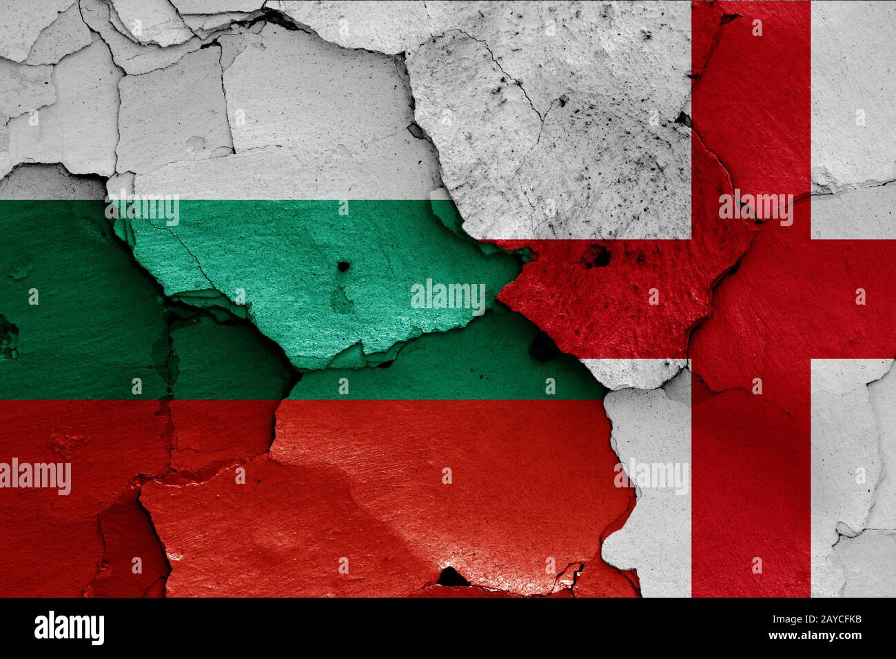 Flaggen von Bulgarien und England malte auf Risse an der Wand Stockfoto